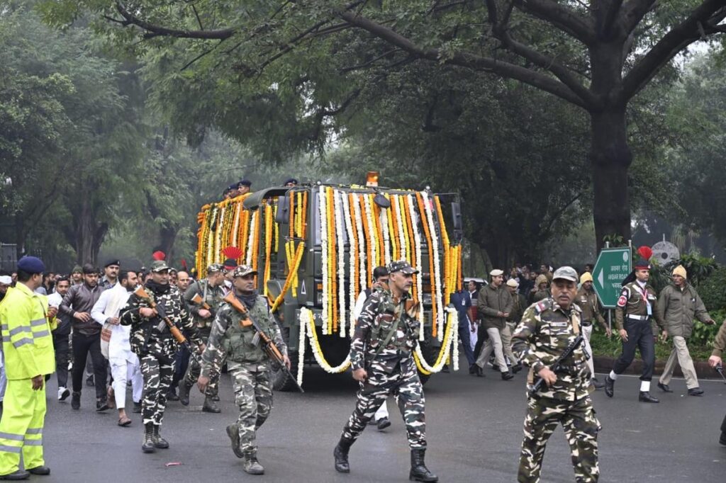मनमोहन सिंह की अंतिम यात्रा: जनसैलाब और ‘अमर रहे’ के नारों से गूंजा माहौल