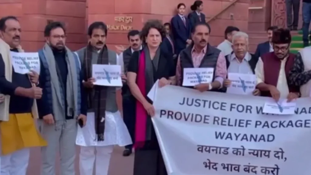 प्रियंका गांधी और केरल के सांसदों ने वायनाड भूस्खलन पीड़ितों के लिए राहत पैकेज की मांग को लेकर संसद परिसर में प्रदर्शन किया