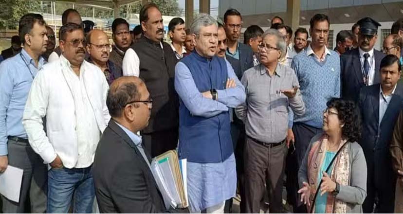 प्रयागराज पहुंचे रेल मंत्री ने अधिकारियों की पीठ थपथपाई, बोले- बेहतरीन काम के लिए बधाई