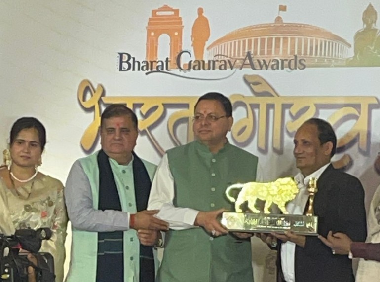 आयकर आयुक्त अजय केशरी को उत्तराखंड के मुख्यमंत्री पुष्कर धामी ने भारत गौरव सम्मान से किया सम्मानित