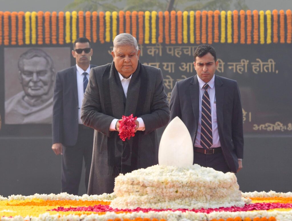 स्वर्गीय श्री अटल बिहारी वाजपेयी जी की समाधि ‘सदैव अटल’ पर श्रद्धांजलि अर्पित करते हुए माननीय उपराष्ट्रपति श्री जगदीप धनखड़।
