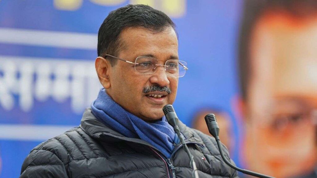 दिल्ली: महिला सम्मान योजना का फॉर्म भरवाने किदवई नगर पहुंचे केजरीवाल, अपने हाथों से किया पहला रजिस्ट्रेशन