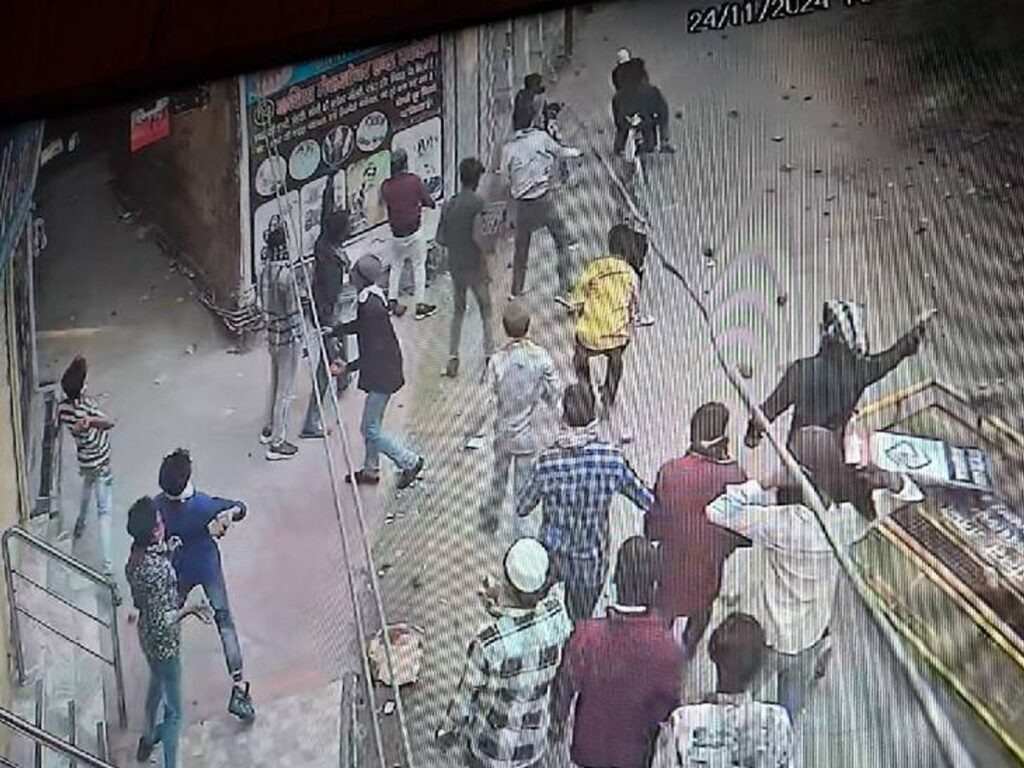 संभल हिंसा: वरिष्ठ जेल अधीक्षक पर लटकी कार्रवाई की तलवार, सपा नेताओं की आरोपियों से मुलाकात बनी विवाद का कारण