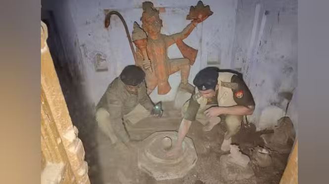 46 साल बाद खुला संभल का प्राचीन शिव मंदिर, प्रशासन ने किया अतिक्रमण हटाने का ऐलान