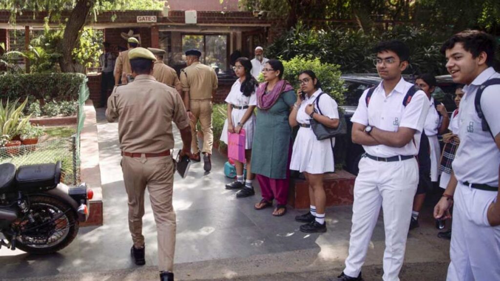 दिल्ली के छह स्कूलों को मिली बम की धमकी, मचा हड़कंप