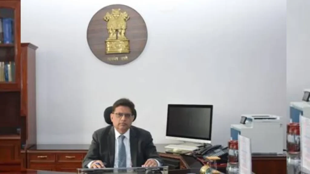 23 साल की उम्र में UPSC परीक्षा पास करने वाले IAS अधिकारी बने राजस्व सचिव