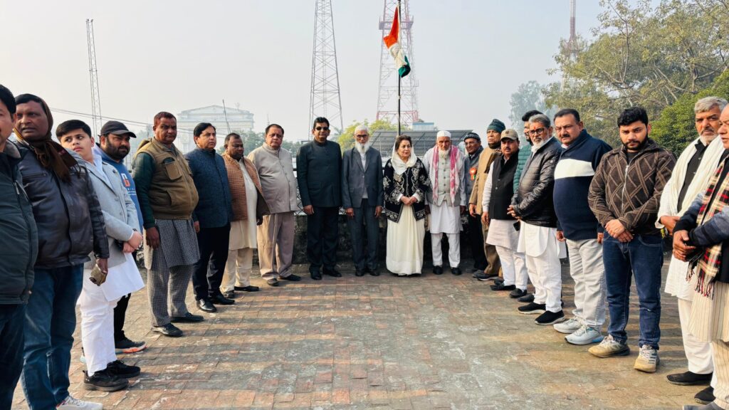 76वें गणतंत्र दिवस पर पूर्व सांसद बेगम नूर बानो ने कांग्रेस कार्यालय में फहराया तिरंगा