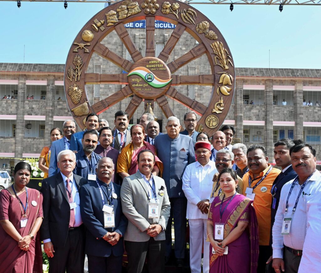 उपराष्ट्रपति श्री जगदीप धनखड़ ने धारवाड़ कृषि महाविद्यालय की 75वीं वर्षगांठ पर भित्ति चित्र का अनावरण किया