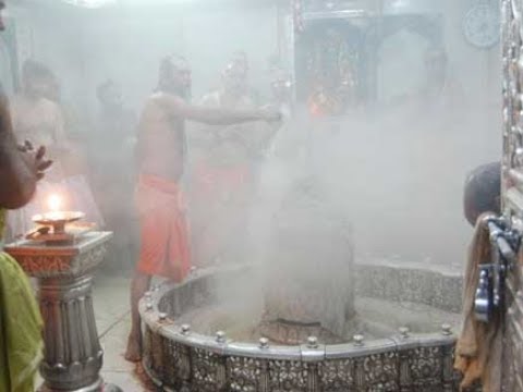 महाकाल के नजदीक से दर्शन कराने और भस्मारती में अवैध एंट्री दिलाने वाले घर से फरार, अब तक 14 आरोपियों पर FIR
