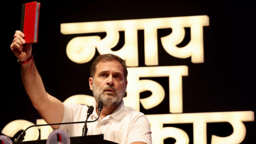 भारत का संविधान और राहुल गांधी की नौटंकी: इतिहास और सच्चाई का अपमान