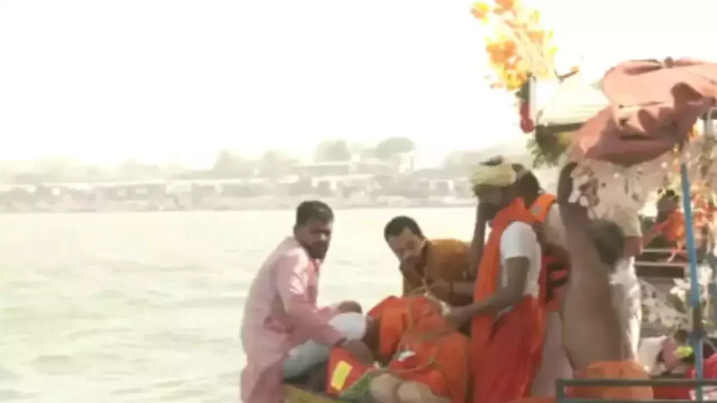 राम मंदिर के मुख्य पुजारी आचार्य सत्येंद्र दास को दी गई जलसमाधि, अयोध्या में बैंड-बाजे के साथ निकली अंतिम यात्रा