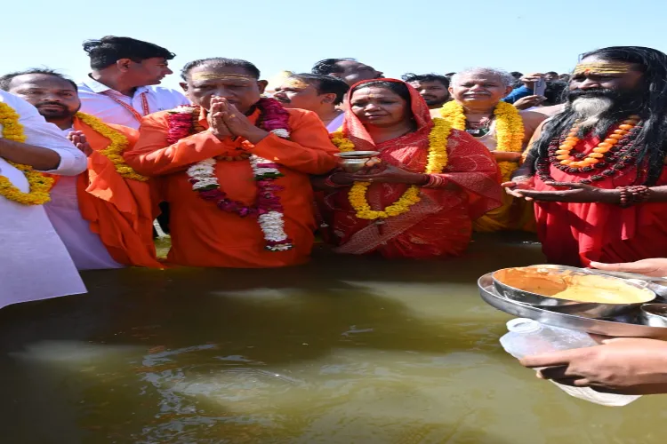 छत्तीसगढ़ के CM विष्णुदेव साय ने पत्नी संग लगाई महाकुंभ में आस्था की डुबकी, कांग्रेस के 7 विधायक भी रहे साथ