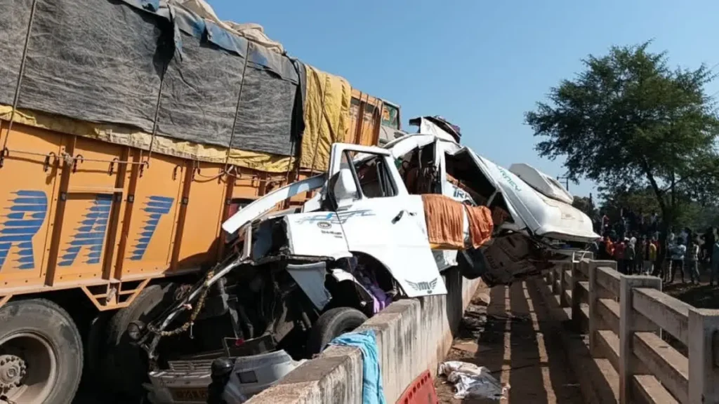 गुजरात के दाहोद में महाकुंभ से लौट रहे श्रद्धालुओं की वैन खड़े ट्रक से भिड़ी, 4 की मौत, 8 घायल