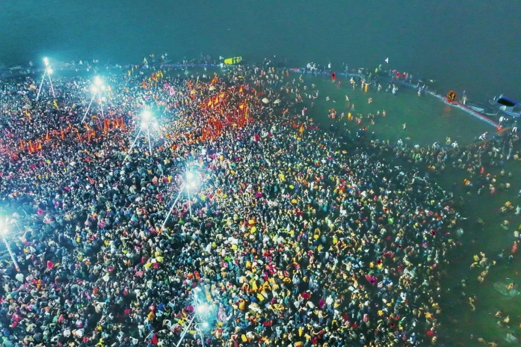 प्रयागराज महाकुंभ का आखिरी दिन: महाशिवरात्रि पर उमड़ी श्रद्धालुओं की भारी भीड़