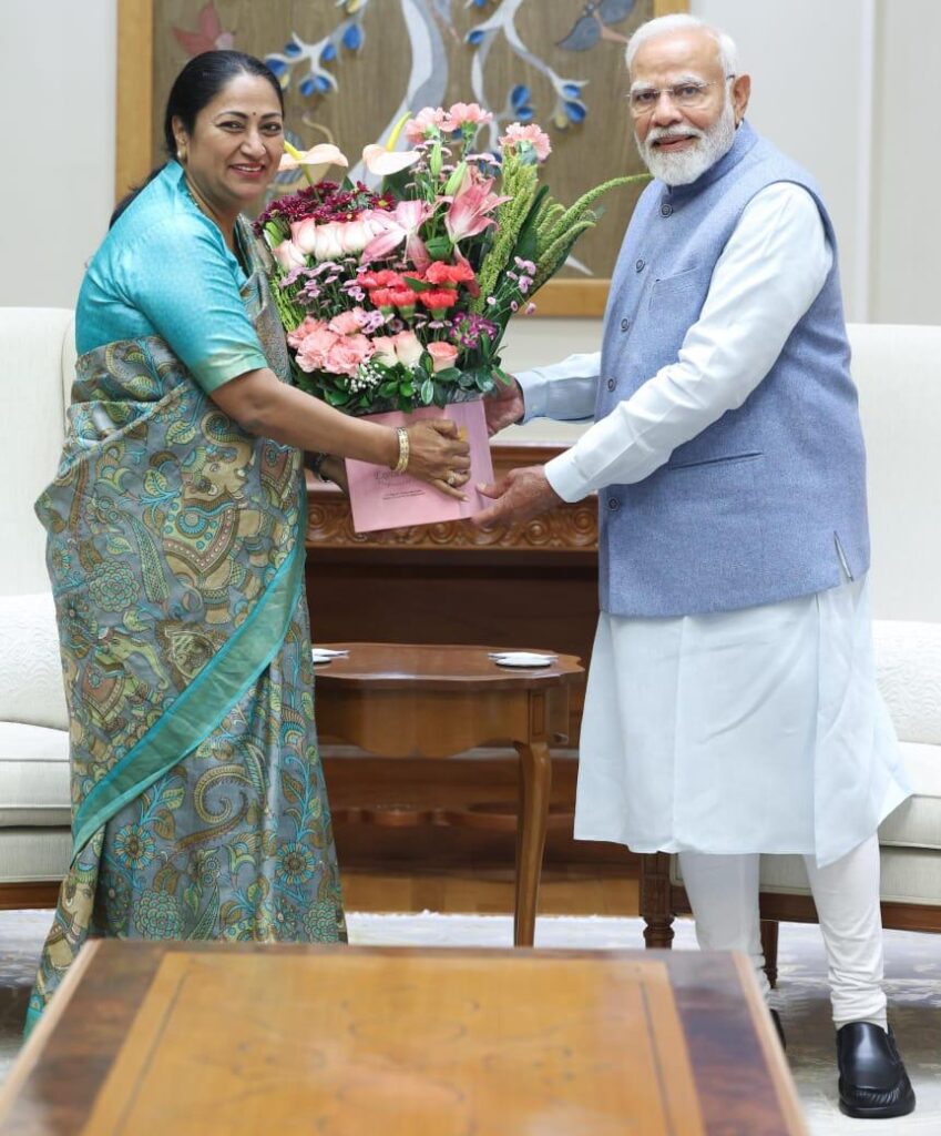 दिल्ली की नवनिर्वाचित मुख्यमंत्री रेखा गुप्ता ने प्रधानमंत्री नरेंद्र मोदी से की मुलाकात