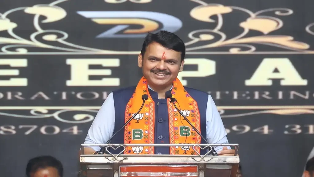 महाराष्ट्र सरकार के दफ्तरों में मराठी भाषा अनिवार्य, फडणवीस सरकार का बड़ा फैसला