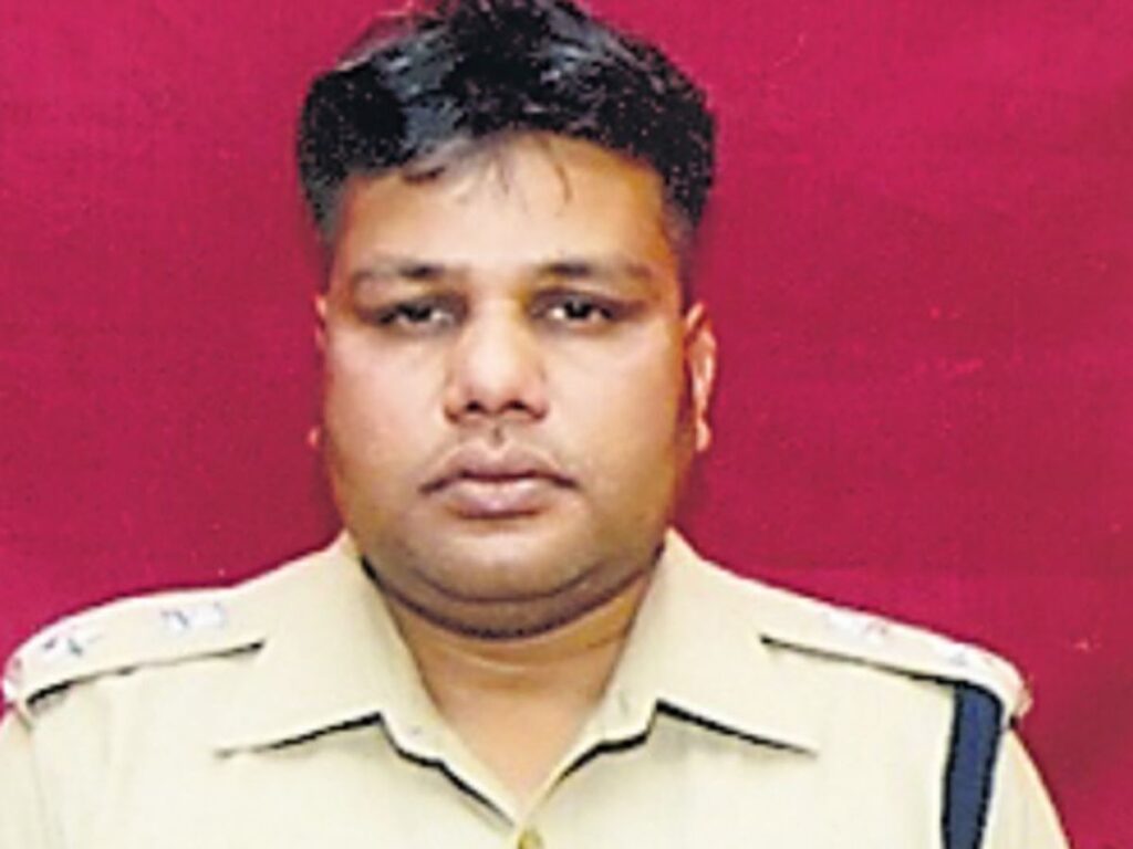 दबंग IPS पंकज चौधरी हो गए डिमोट, पत्नी के रहते दूसरी शादी को लेकर आए थे विवादों में