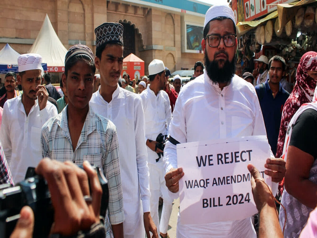 वक्फ बिल के खिलाफ काली पट्टी बांधकर नमाज पढ़ी, भोपाल में काजी बोले: वक्फ संपत्तियों पर है जालिमों की नजर