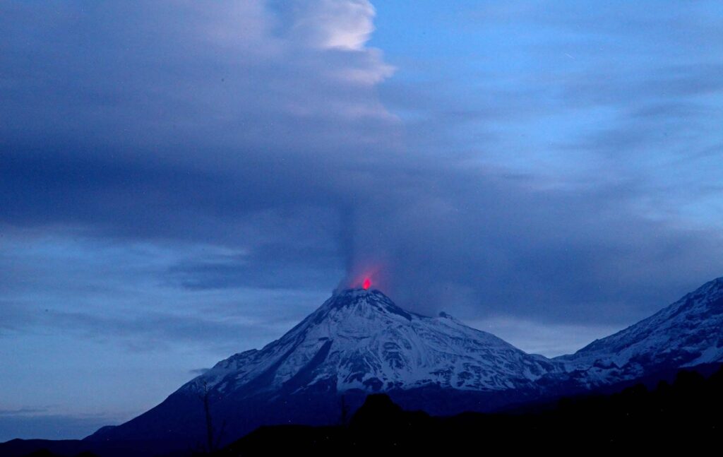 रूस में बेज़िमियानी ज्वालामुखी में कई भूकंपों से इलाके में उत्तेजना Bezymianny volcano in Russia stirs up area with multiple earthquakes