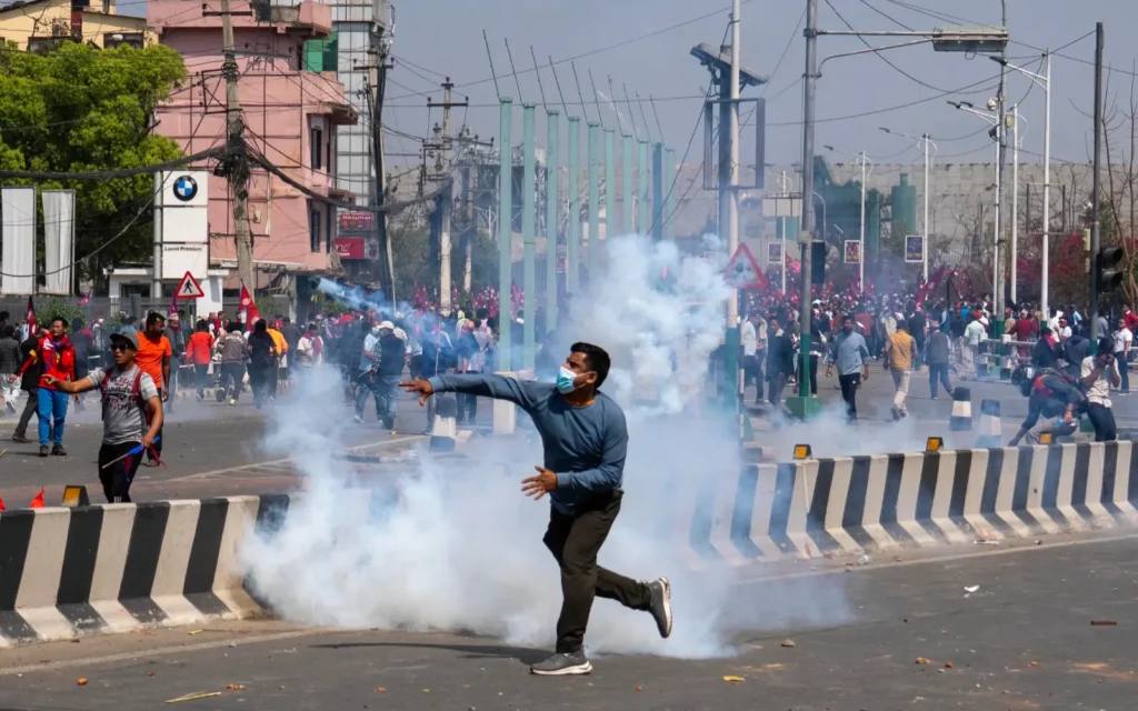 नेपाल की अनपेक्षित राजनीतिक आँधी : क्या फिर से राजशाही लौटेगी? नेपाल की अनपेक्षित राजनीतिक आंधी: क्या फिर से राजशाही लौटेगी?