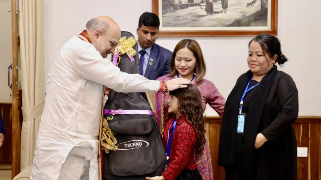 मिजोरम की एस्थर हनमते का वन्दे मातरम् प्रदर्शन, अमित शाह ने गिटार देकर दिया सम्मान मिजोरम की एस्थर हनमते का वन्दे मातरम् प्रदर्शन, अमित शाह ने गिटार देकर दिया सम्मान