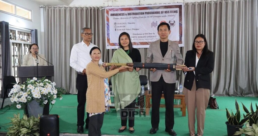 नगालैंड: दीमापुर बुनकरों को हथकरघा क्षेत्र के समर्थन सामग्री वितरित