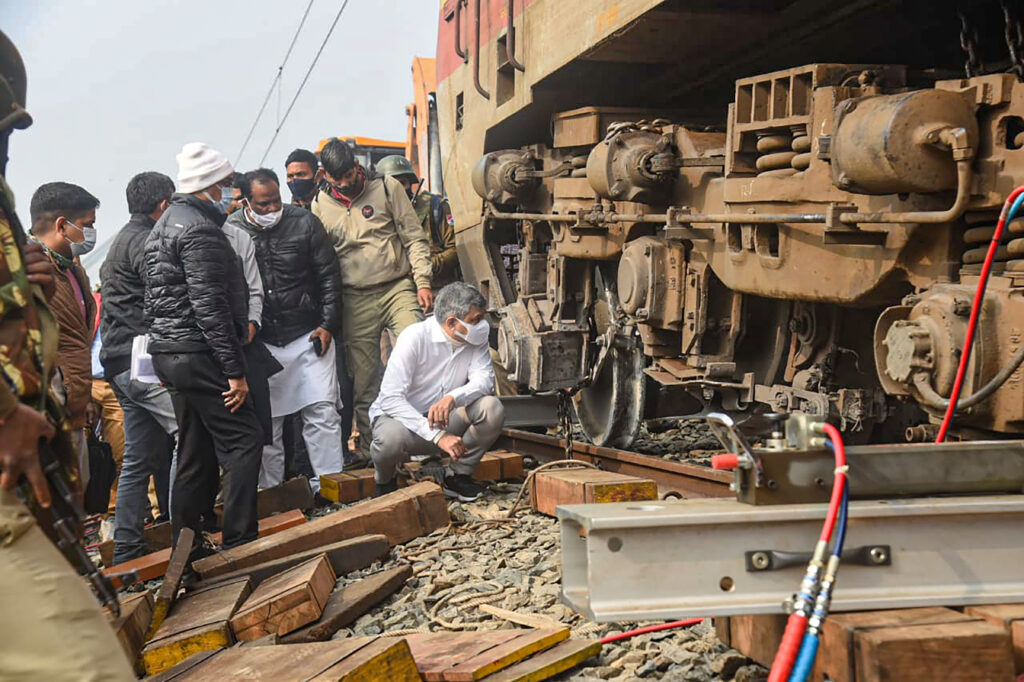 ब्रेकिंग न्यूज़: ओडिशा में बड़ा रेल हादसा – बैंगलोर-कामाख्या एसी सुपरफास्ट एक्सप्रेस नर्जुंडी स्टेशन के पास पटरी से उतरी ब्रेकिंग न्यूज़: ओडिशा में बड़ा रेल हादसा - बैंगलोर-कामाख्या एसी सुपरफास्ट एक्सप्रेस नर्जुंडी स्टेशन के पास पटरी से उतरी
