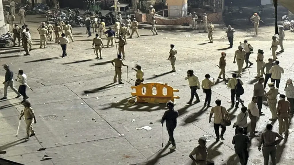 नागपुर में औरंगज़ेब की मजार हटाने की मांग पर हिंसा, शहर के कई इलाकों में कर्फ्यू लागू