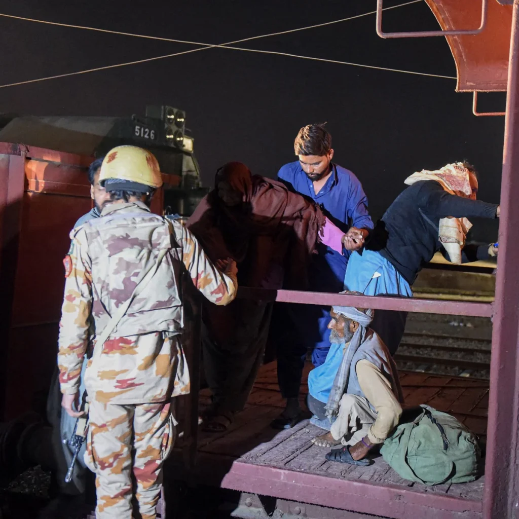 पाकिस्तान में हाईजैक की गई ट्रेन से 150 से अधिक बंधकों की रिहाई, 27 उग्रवादी मारे गए”