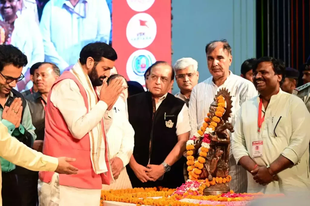 सिनेमा की सत्ता का विकेंद्रीकरण: फिल्म सिटी से मिलेगा नया भारत सिनेमा की सत्ता का विकेंद्रीकरण: फिल्म सिटी से मिलेगा नया भारत