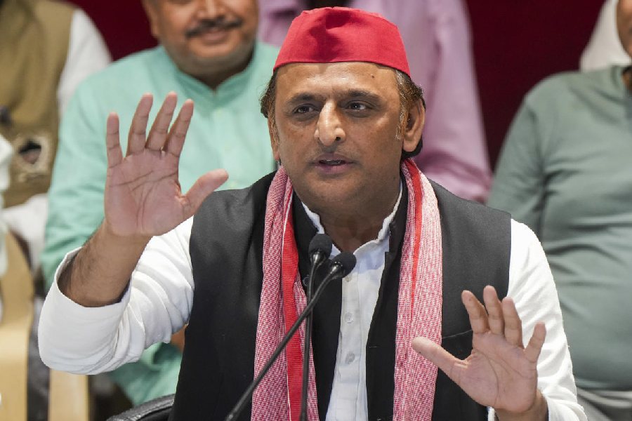 अखिलेश यादव की डगमगाती राजनीति: जाति, विचारधारा और परिवारवाद के जाल में फँसी सपा