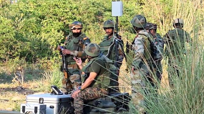 भारत-पाकिस्तान तनाव: क्या युद्ध के साथ आंतरिक संकट भी दस्तक दे रहा है? भारत-पाकिस्तान तनाव: क्या युद्ध के साथ आंतरिक संकट भी दस्तक दे रहा है?