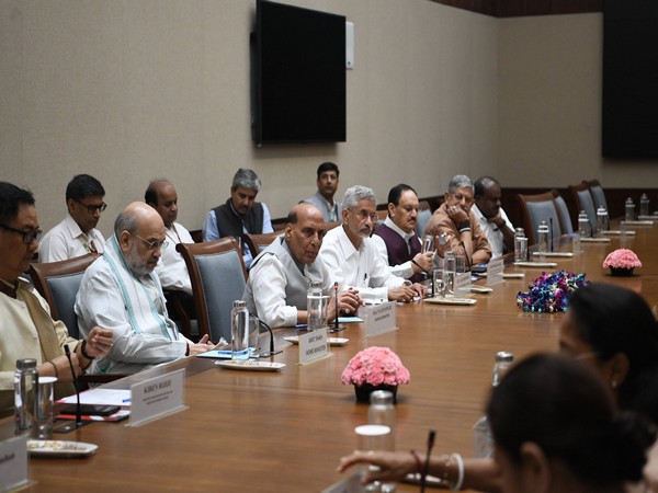 पहलगाम हमले के बाद सर्वदलीय बैठक में विपक्ष पहलगाम हमले के बाद सर्वदलीय बैठक में विपक्ष