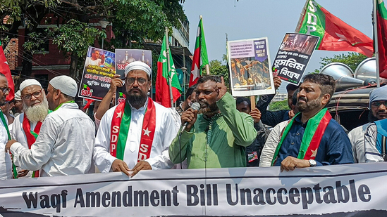 वक्फ बिल के खिलाफ सड़कों पर प्रोटेस्ट… रांची-कोलकाता में उबाल, अहमदाबाद में 50 लोग पुलिस हिरासत में