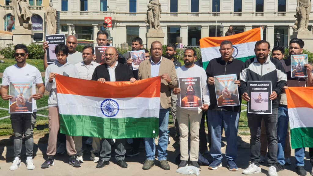 बार्सिलोना में भारतीय प्रवासी समुदाय ने पहलगाम हमले के विरोध में किया शांति रैली का आयोजन बार्सिलोना में भारतीय प्रवासी समुदाय ने पहलगाम हमले के विरोध में किया शांति रैली का आयोजन