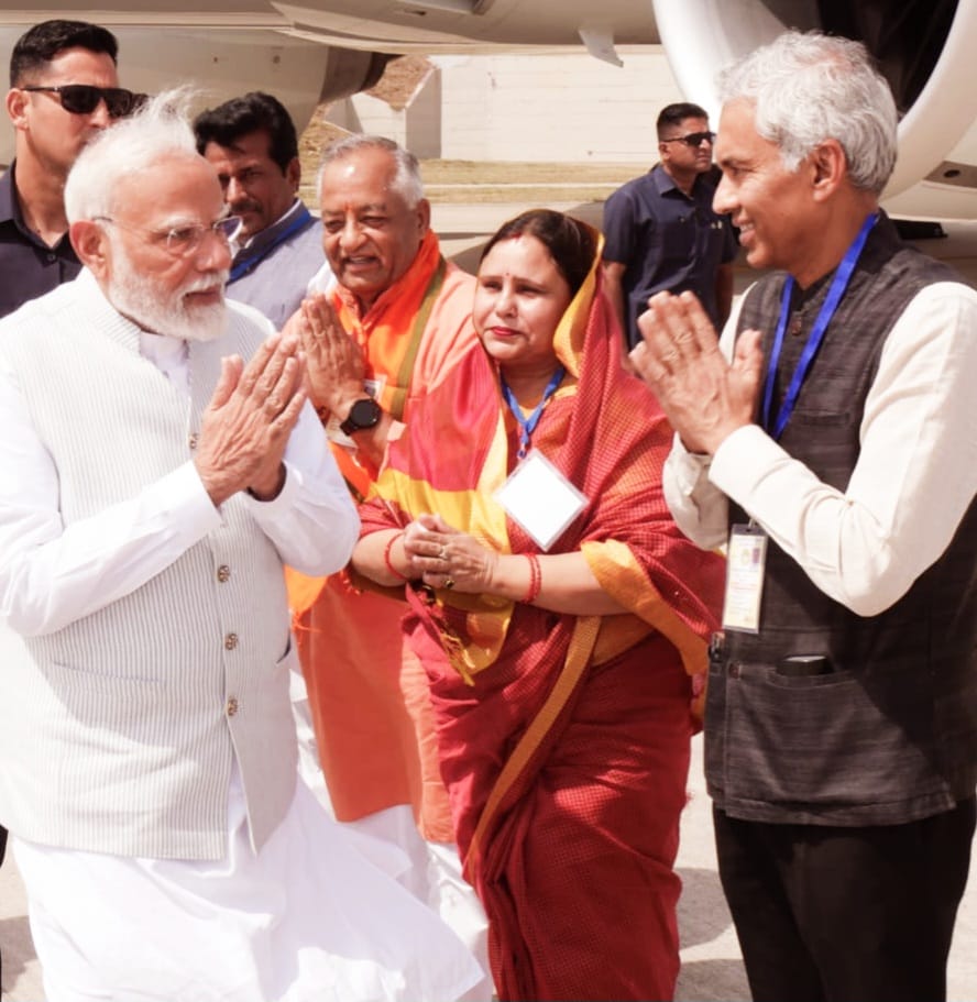 प्रधानमंत्री आज ग्वालियर पहुंचे, मध्य प्रदेश के वरिष्ठ अधिकारियों ने किया भावभीना स्वागत