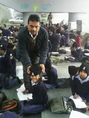 पुल के नीचे क्लासरूम: सौ दीपक, एक व्यक्ति द्वारा प्रज्वलित