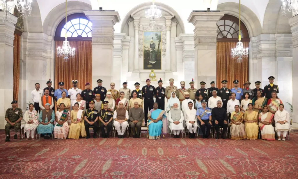 कोबरा कमांडों की वीरता को मिला राष्ट्र का सम्मान: राष्ट्रपति भवन में सात जवानों को शौर्य चक्र कोबरा कमांडों की वीरता को मिला राष्ट्र का सम्मान: राष्ट्रपति भवन में सात जवानों को शौर्य चक्र