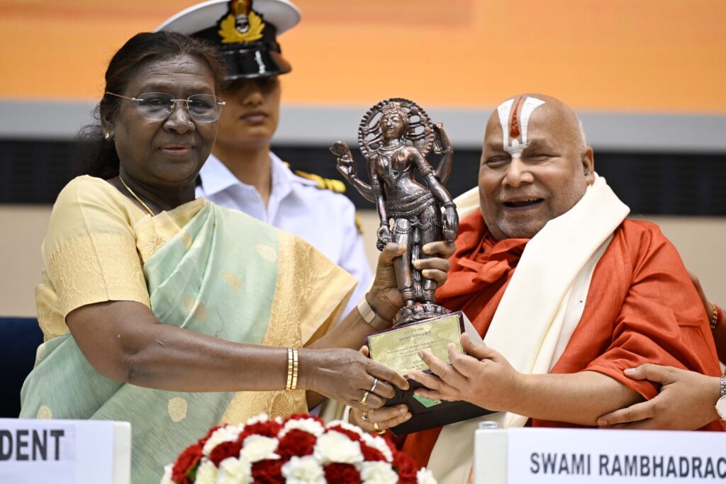 ज्ञान की महायात्रा: राष्ट्रपति मुर्मू ने जगद्गुरु रामभद्राचार्य को दिया 58वां ज्ञानपीठ सम्मान, गुलज़ार को भी मिला साहित्यिक गौरव