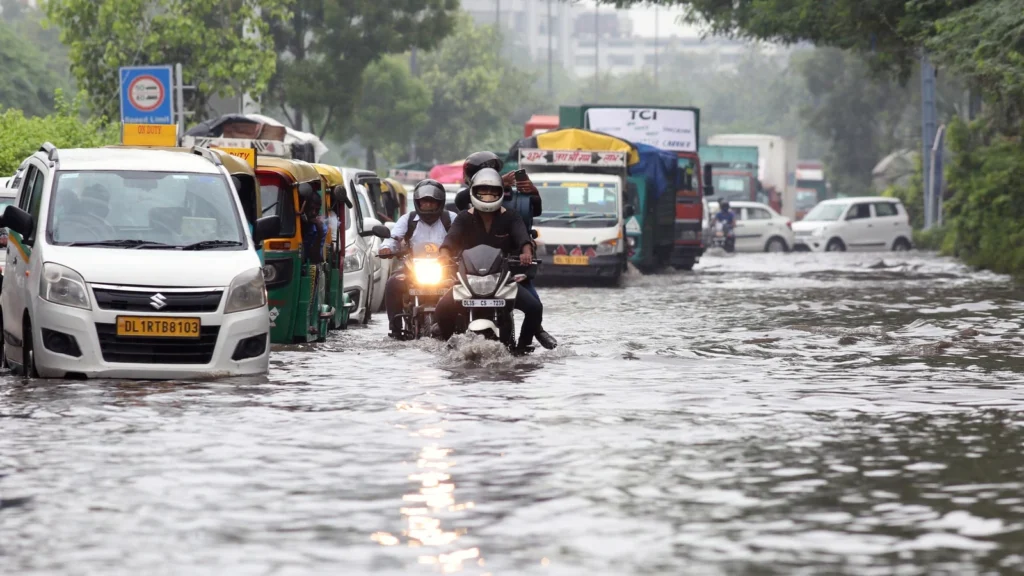 80 KM की रफ्तार वाली आंधी और मौत बनकर बरसी बारिश! दिल्ली-NCR में तबाही, 4 की मौत, सड़कों पर जलप्रलय, 100 फ्लाइट्स लेट