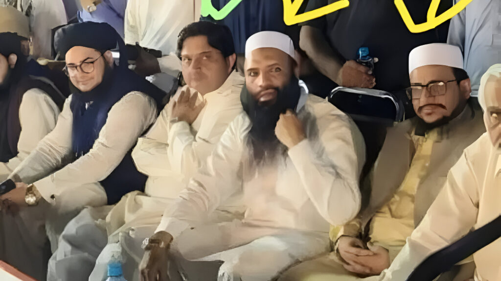 बेशर्मी की हदें पार! शहबाज सरकार के मंत्रियों ने आतंकियों के साथ साझा किया मंच, PAK की पोल फिर खुली बेशर्मी की हदें पार! शहबाज सरकार के मंत्रियों ने आतंकियों के साथ साझा किया मंच, PAK की पोल फिर खुली
