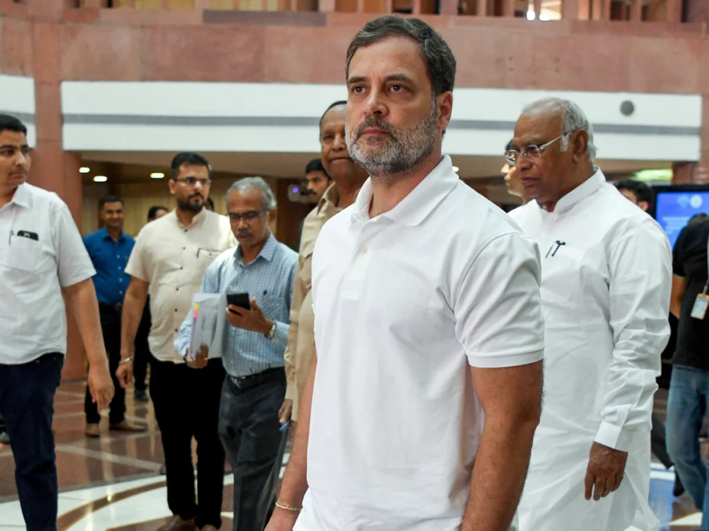 राहुल गांधी ने तोड़ा प्रशासन का पहरा, पहुंचे आंबेडकर छात्रावास! दरभंगा में मचा सियासी तूफान