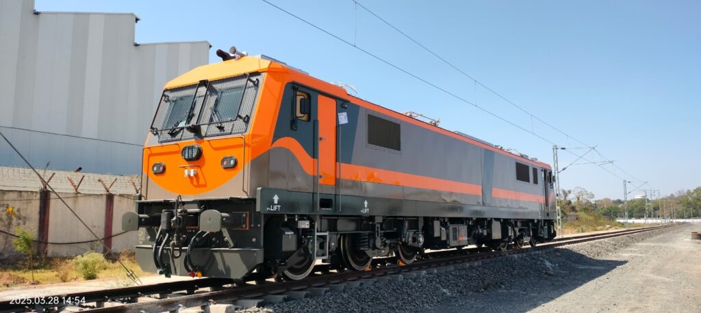 मोदी का मेगा मिशन! गुजरात के दाहोद में 9,000 HP इलेक्ट्रिक इंजन का उद्घाटन, 10 साल में बनेंगे 1,200 इंजन मोदी का मेगा मिशन! गुजरात के दाहोद में 9,000 HP इलेक्ट्रिक इंजन का उद्घाटन, 10 साल में बनेंगे 1,200 इंजन