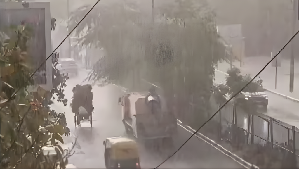 दिल्ली-NCR में बारिश का कहर! तूफानी हवाओं ने मचाया तांडव, एयरपोर्ट अलर्ट पर