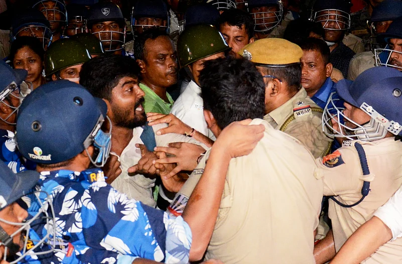 बिकाश भवन बना संघर्ष का मैदान: भर्ती घोटाले में नौकरी गई तो सड़कों पर उतरे शिक्षक, पुलिस से हुई भिड़ंत