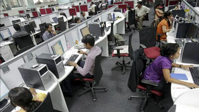 भारतीय आईटी उद्योग का कठिन सच: क्या दोष एआई, टैरिफ्स या कुछ और का है? भारतीय आईटी उद्योग का कठिन सच: क्या दोष एआई, टैरिफ्स या कुछ और का है?