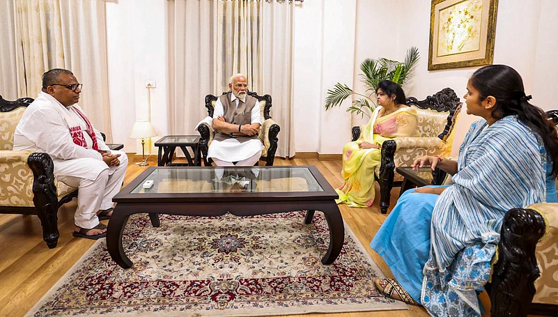 पीएम मोदी हुए भावुक, पहलगाम आतंकी हमले के शहीद शुभम द्विवेदी के परिवार से मिले पीएम मोदी हुए भावुक, पहलगाम आतंकी हमले के शहीद शुभम द्विवेदी के परिवार से मिले