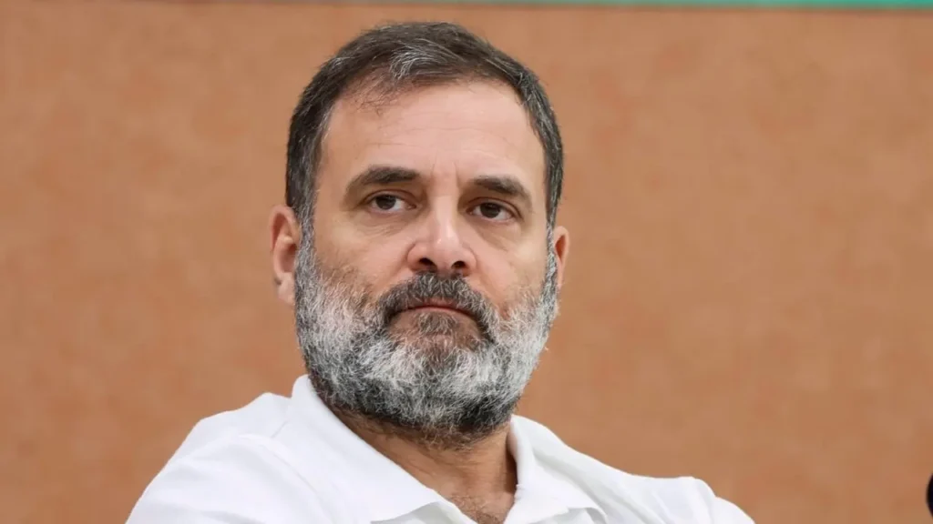पाहलगाम आतंकी हमले में शहीद हुए नेवी अफसर विनय नरवाल के घर पहुँचे राहुल गांधी, भावुक परिजनों से की मुलाकात