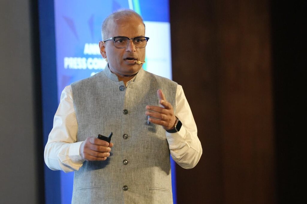 NSDC के सीईओ वेद मणि तिवारी पद से हटाए गए, प्रदर्शन को लेकर उठे सवाल NSDC के सीईओ वेद मणि तिवारी पद से हटाए गए, प्रदर्शन को लेकर उठे सवाल
