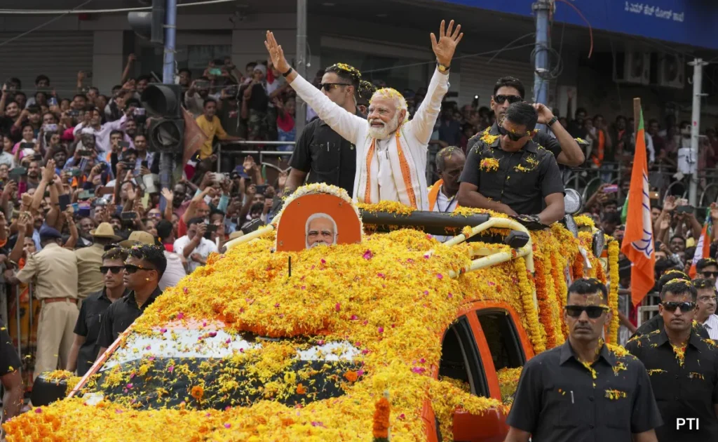 प्रधानमंत्री मोदी ने गांधीनगर में किया भव्य रोड शो, उमड़ा जनसैलाब प्रधानमंत्री मोदी ने गांधीनगर में किया भव्य रोड शो, उमड़ा जनसैलाब